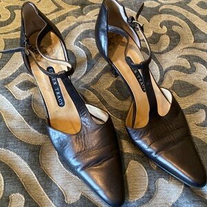 Ellen Tracy pointed toe bronze colored heels